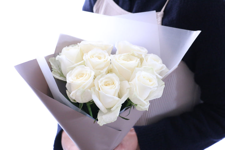 9本の白色のバラの花束-いつまでも一緒にいてください
