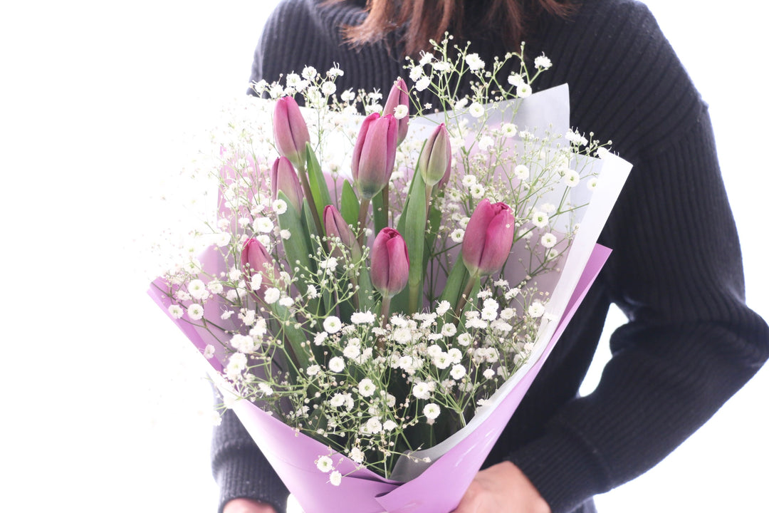 紫色のチューリップ（10本）とカスミソウの花束