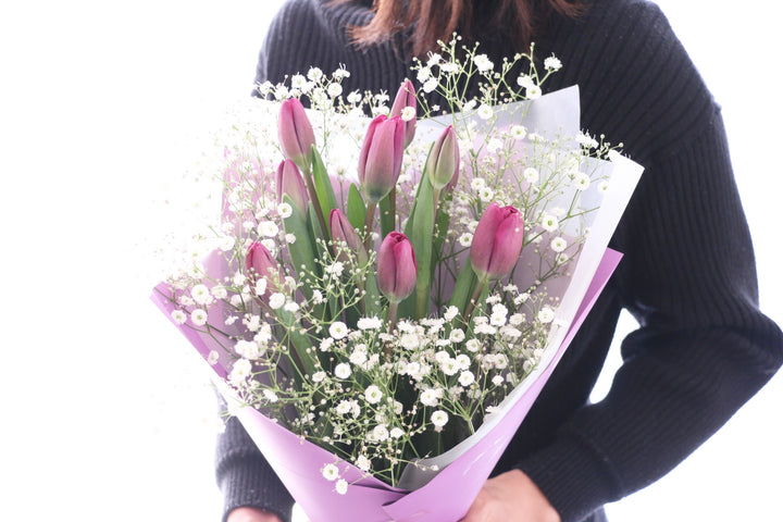 紫色のチューリップ（10本）とカスミソウの花束