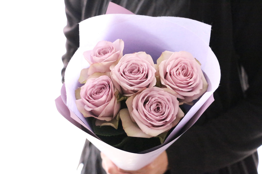 紫色のバラの花束（5本）-あなたに出会えて心から嬉しいです