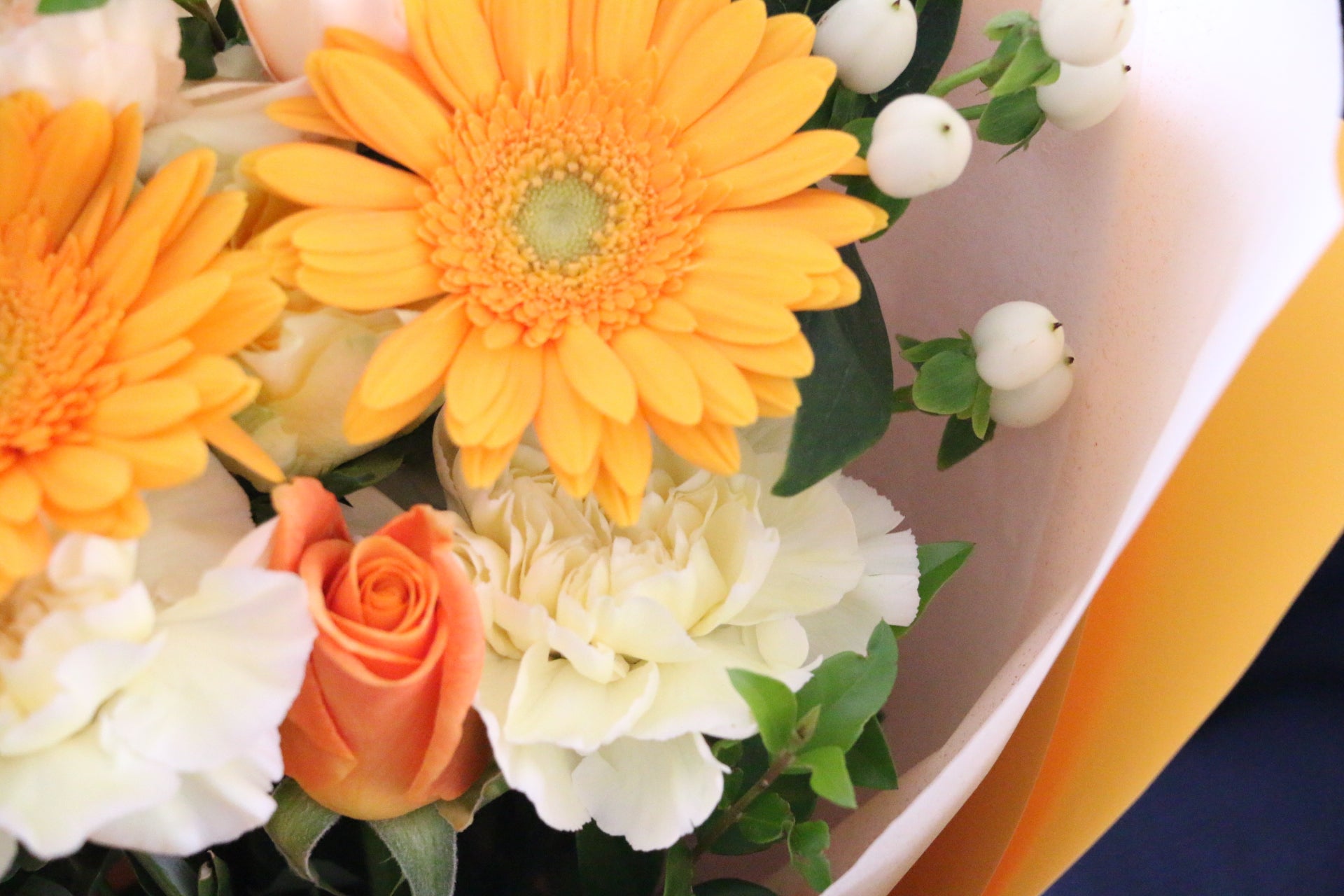 黄色・オレンジ色の花束 4,000円 – 花・花束の通販サイト｜HanaTaku