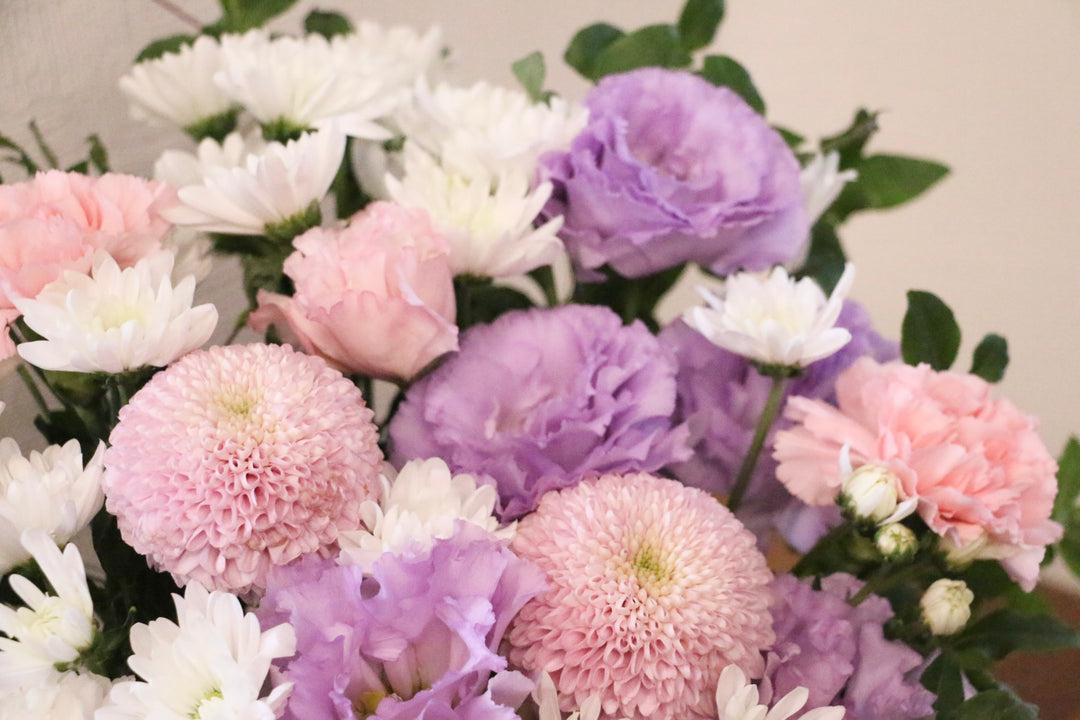 【供花】白色・ピンク色・紫色のお供えアレンジメント 10,000円