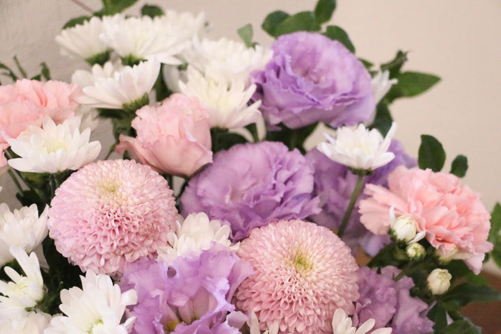 【供花】白色・ピンク色・紫色のお供えアレンジメント 10,000円