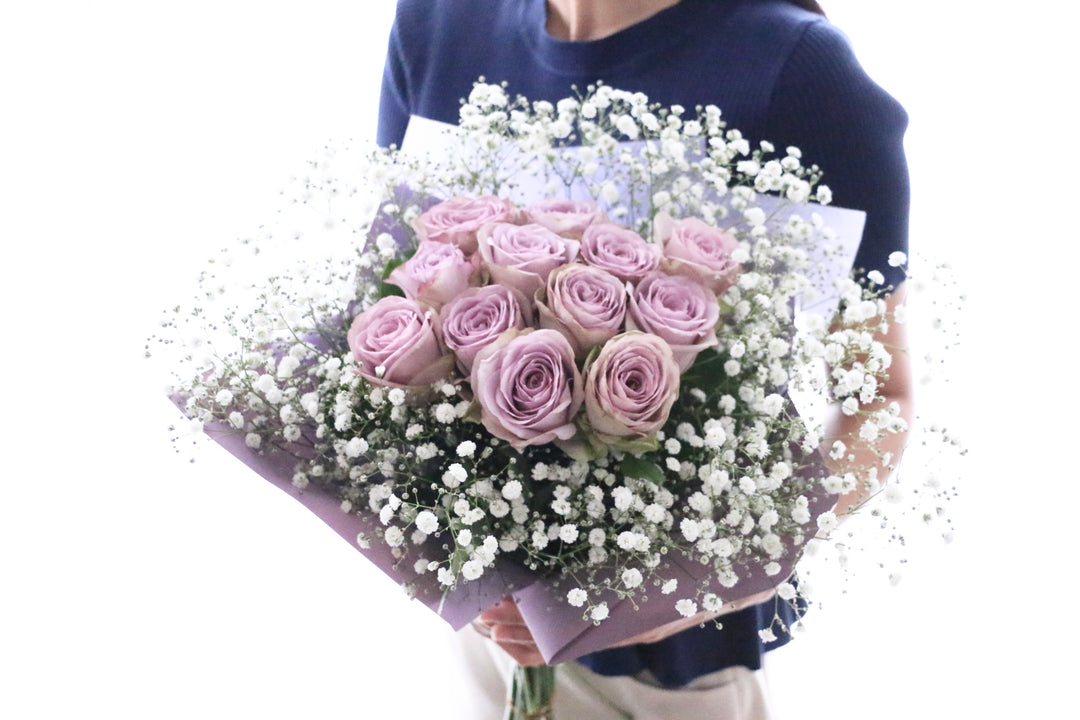 紫色のバラ（12本）とカスミソウ（2本）の花束-私の妻になってください