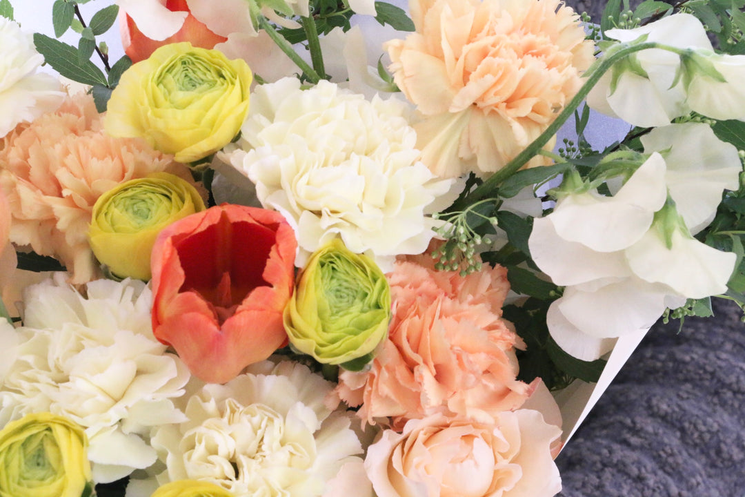 春のお花で束ねる花束 10,000円（黄色・オレンジ系）