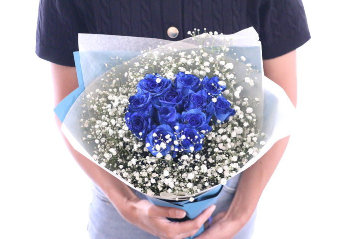 12本の青いバラとカスミソウ（かすみ草）の花束-私の妻になってください