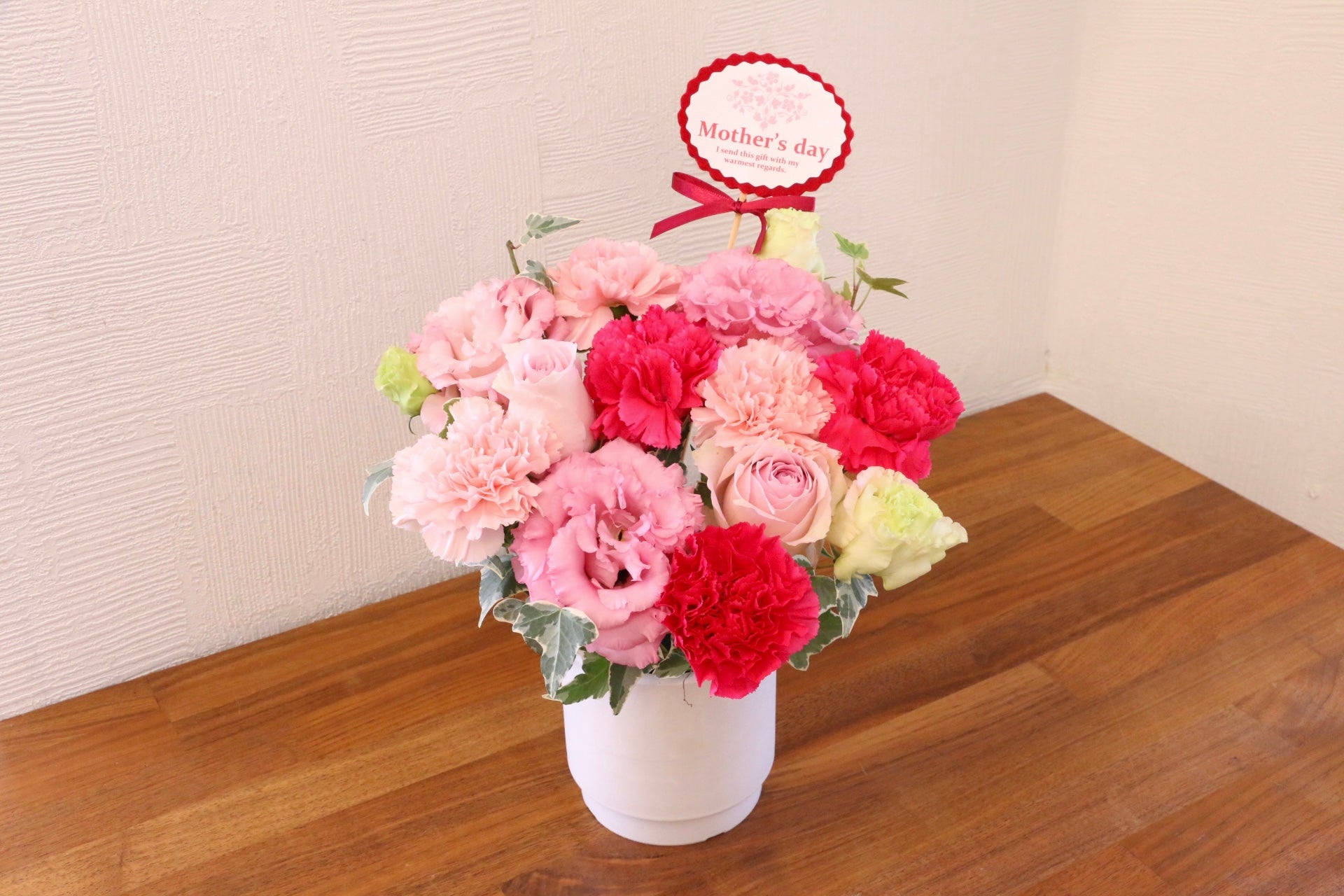 母の日限定】カーネーション入りアレンジメントMサイズ（ピンク） – 花