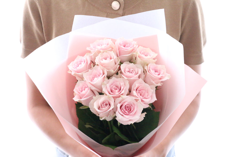 13本のピンク色のバラの花束
