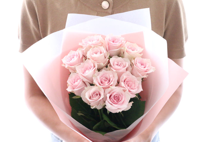 13本のピンク色のバラの花束