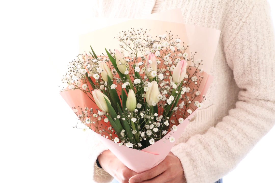 淡いピンクのチューリップ（8本）とカスミソウの花束