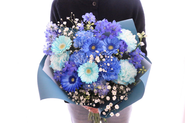 カスミソウ入り水色・青・白の花束 8,000円