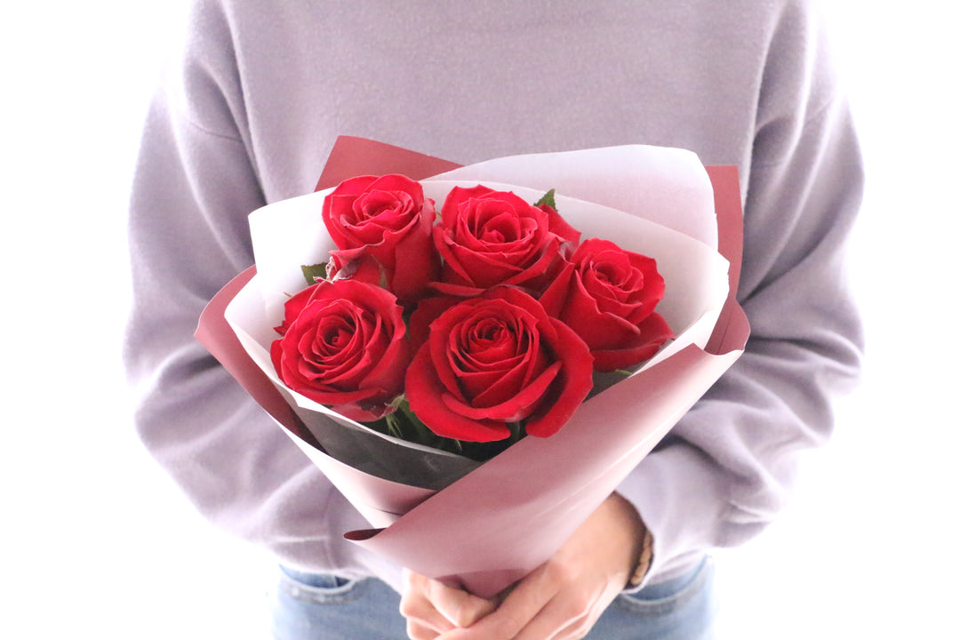 5本の赤いバラの花束-あなたに出会えて心から嬉しいです