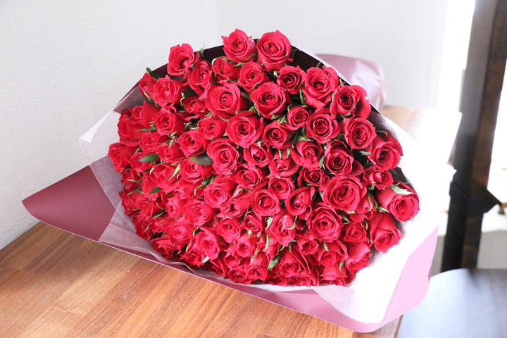 80本の赤いバラの花束