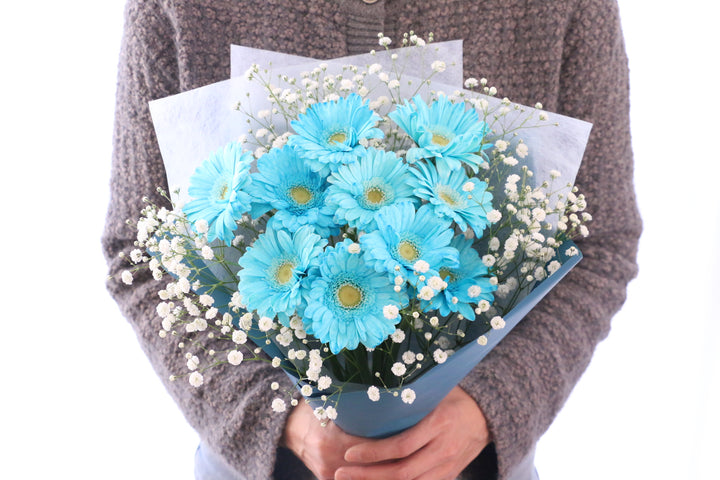 水色のガーベラ（10本）とカスミソウの花束
