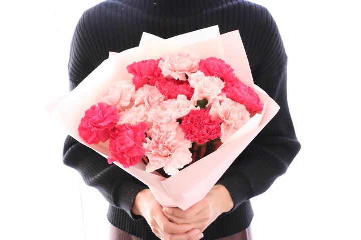 ピンク色ミックスのカーネーションの花束（15本）