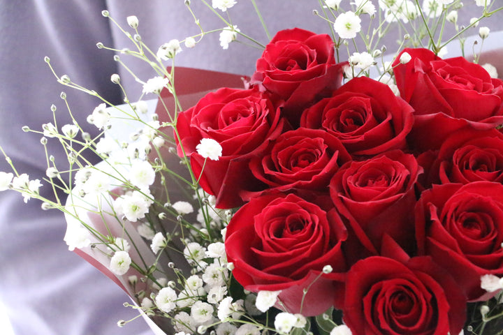 10本の赤いバラとカスミソウ（かすみ草）の花束