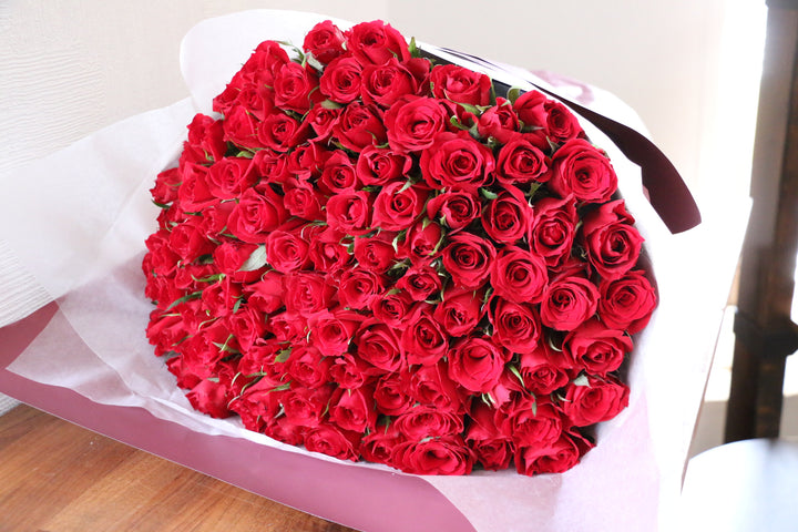 99本の赤いバラの花束