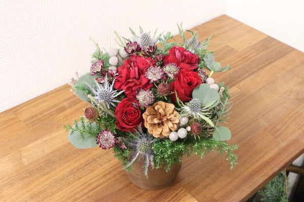 クリスマスの赤いバラ入りアレンジメント　Mサイズ　5,000円