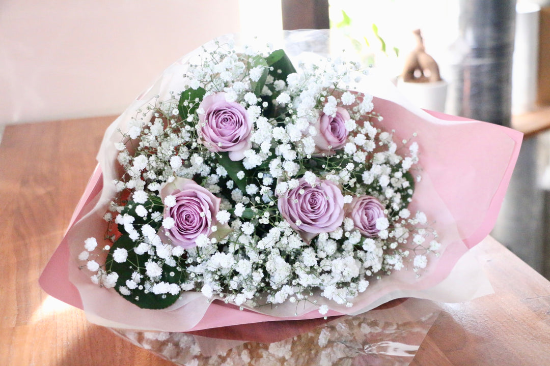 カスミソウと紫色のバラの花束 4,500円