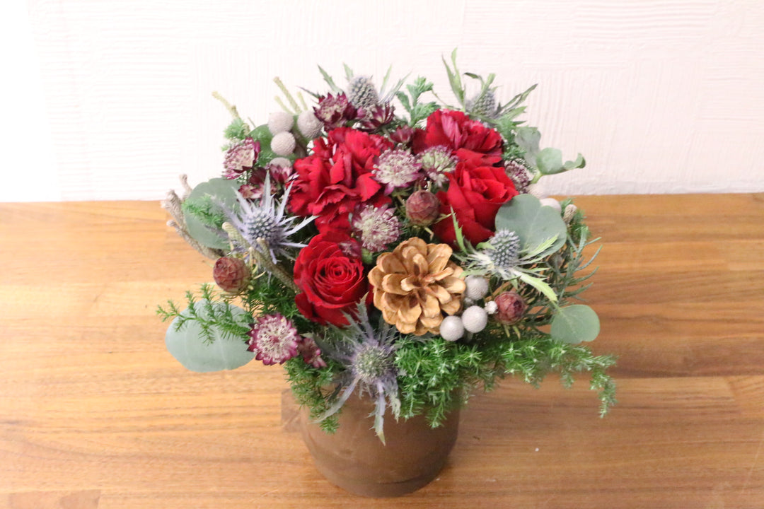 クリスマスの赤いバラ入りアレンジメント　Mサイズ　5,000円