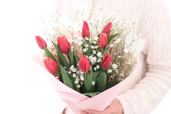 赤いチューリップ（8本）とカスミソウの花束