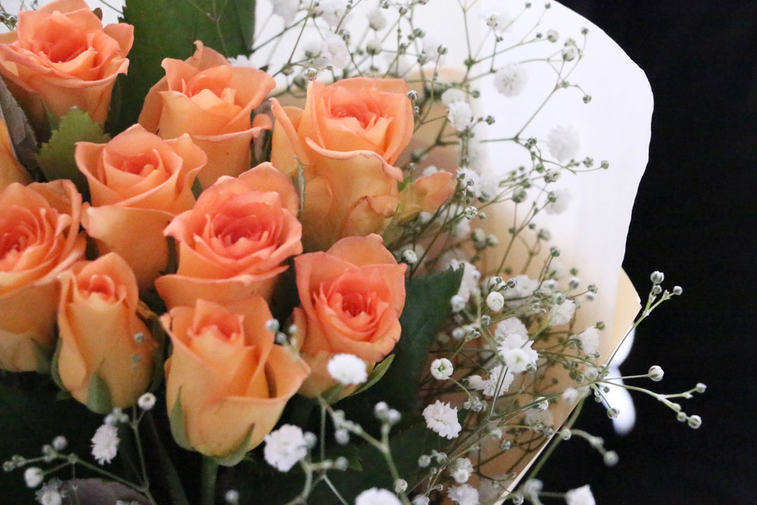 10本のオレンジ色バラとカスミソウの花束
