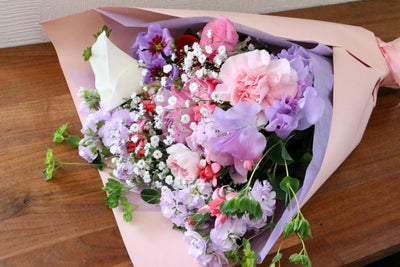 カスミソウ入り紫・ピンクの花束 8,000円