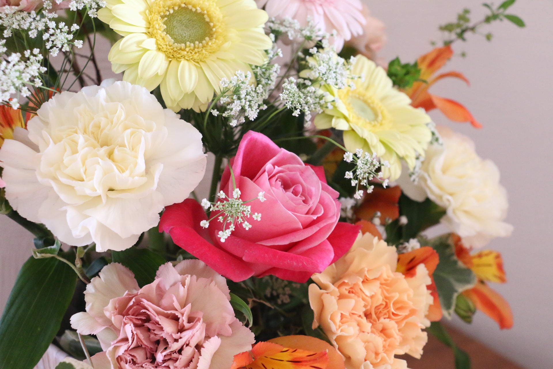 ピンク・黄色のアレンジメント 7,000円 – 花・花束の通販サイト｜HanaTaku