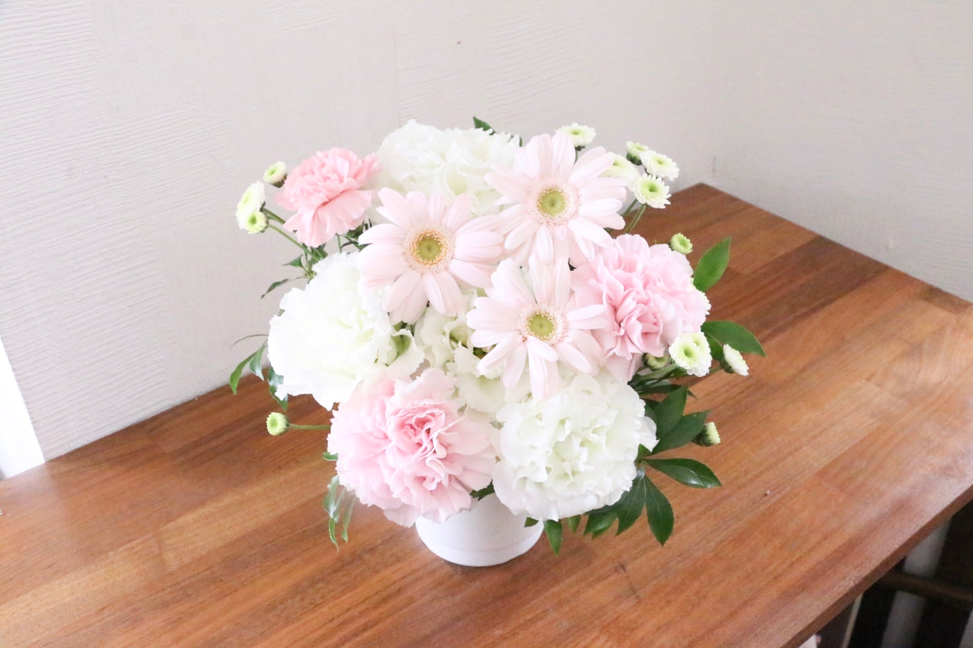 供花】白色・ピンク色のお供えアレンジメント 5,000円 – 花・花束の