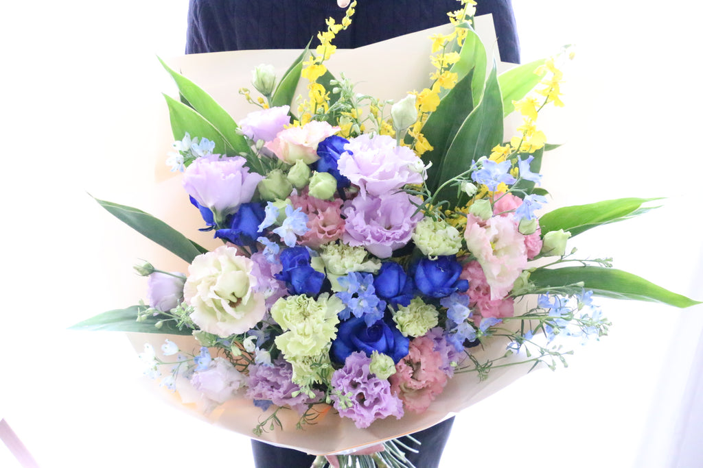 花束を手に 推しカラーで作る花束15,000円 – 花・花束の通販サイト｜HanaTaku