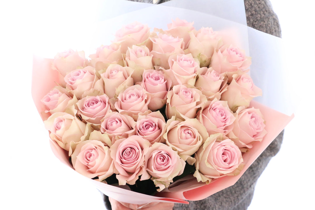 28本のピンク色のバラの花束-あなたを愛し続けます