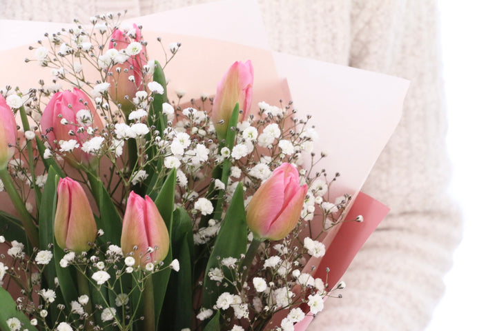 ピンクのチューリップ（8本）とカスミソウの花束