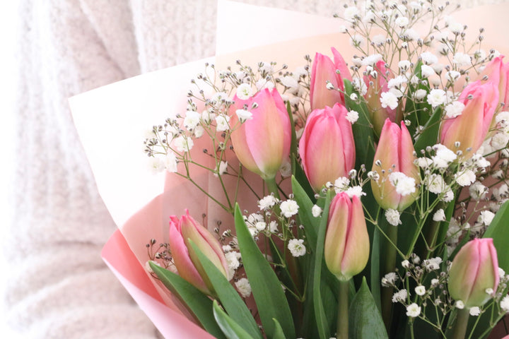 ピンクのチューリップ（10本）とカスミソウの花束