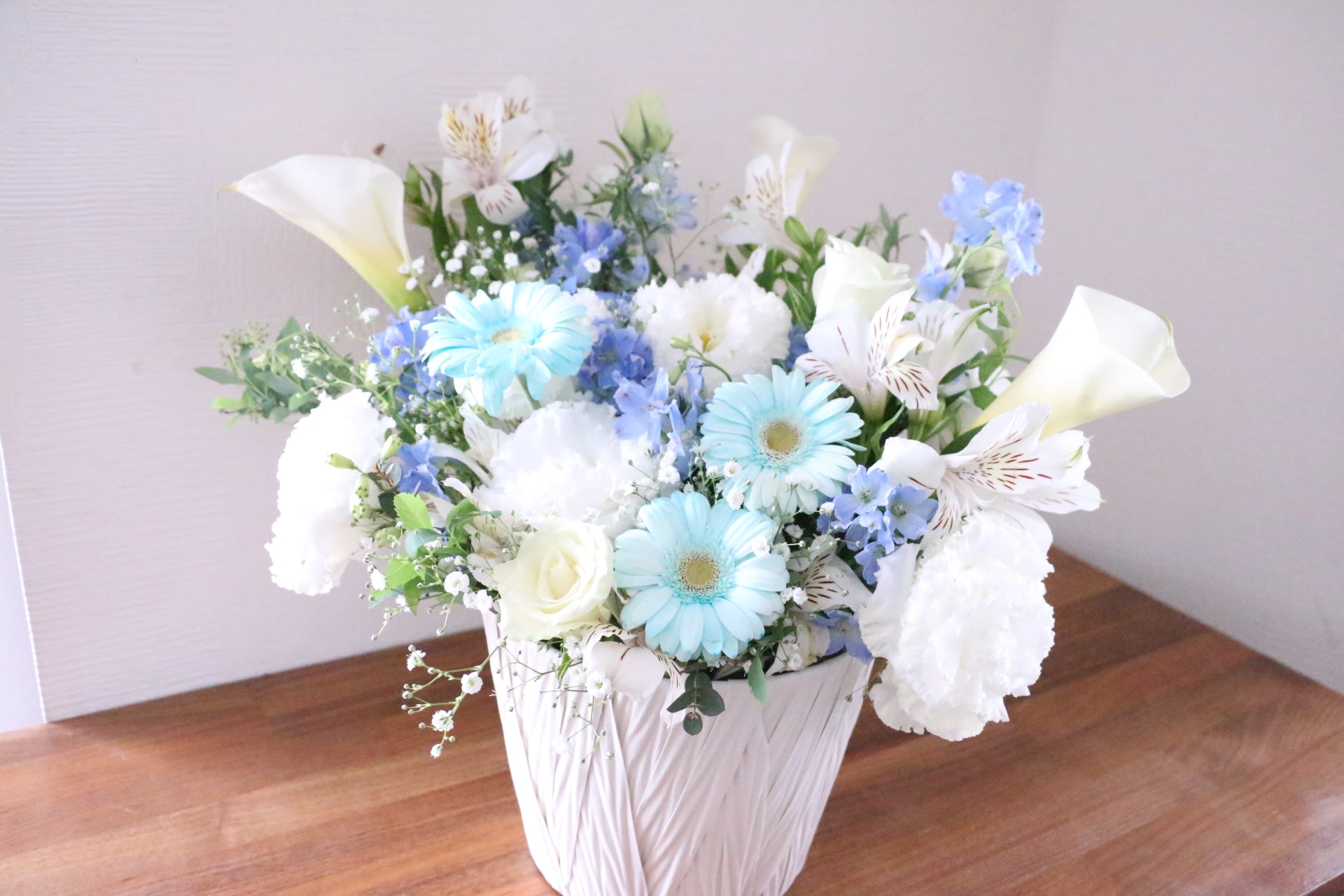 花束・アレンジメント skyblue15920 水色・青のアレンジメント – 花・花束の通販サイト｜HanaTaku