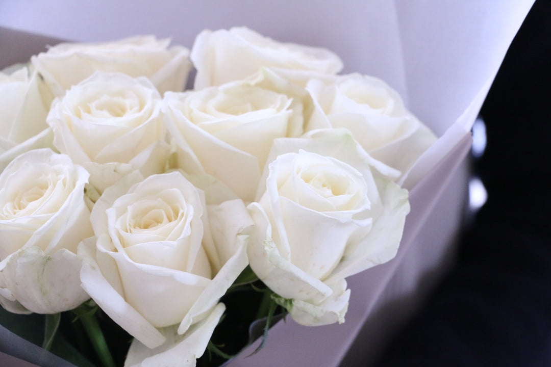 9本の白色のバラの花束-いつまでも一緒にいてください