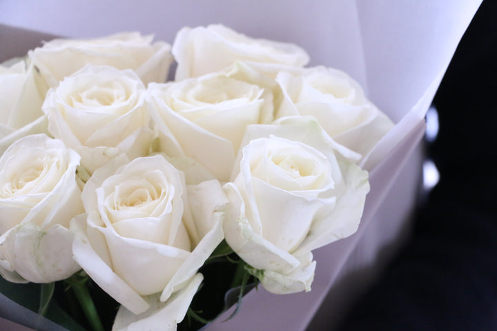 9本の白色のバラの花束-いつまでも一緒にいてください