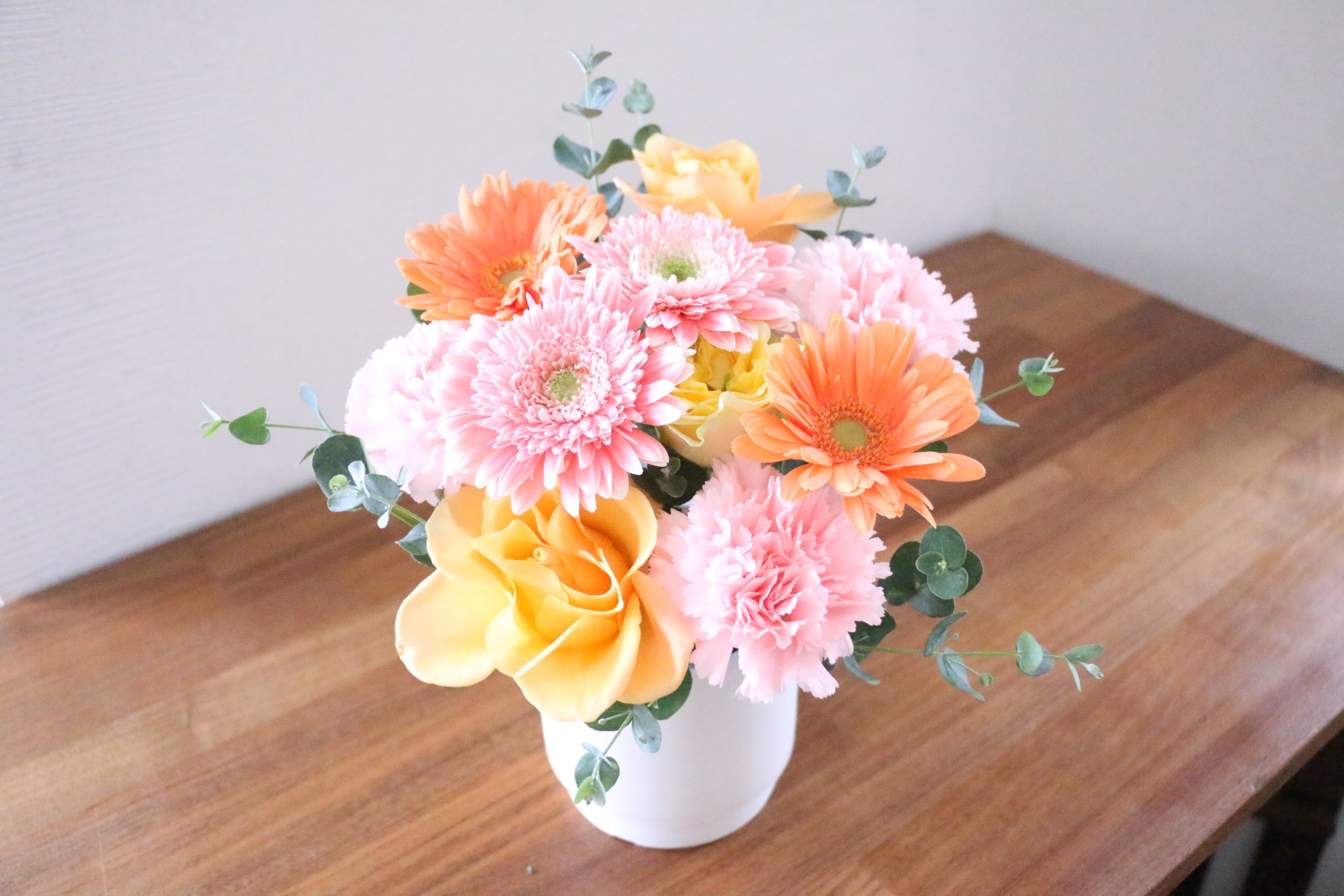 オレンジとピンクのストライプ花瓶 ピンク・黄色のアレンジメント 5,000円 – 花・花束の通販サイト｜HanaTaku