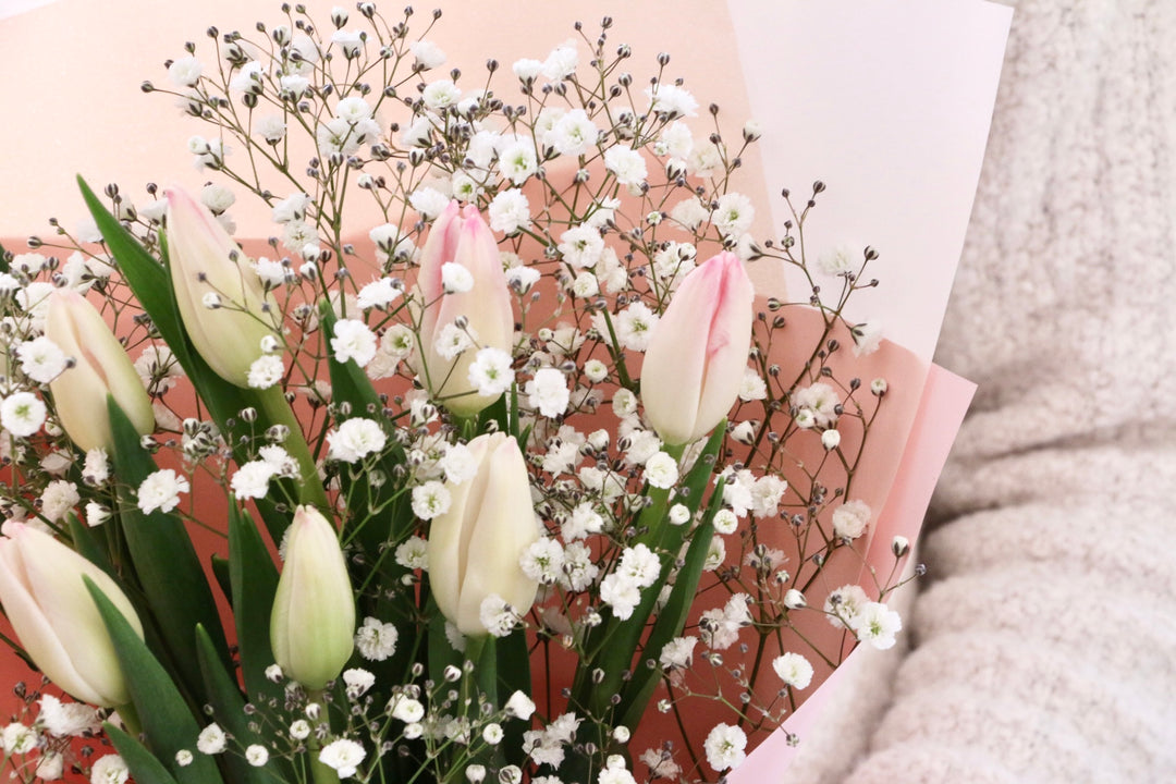 淡いピンクのチューリップ（8本）とカスミソウの花束