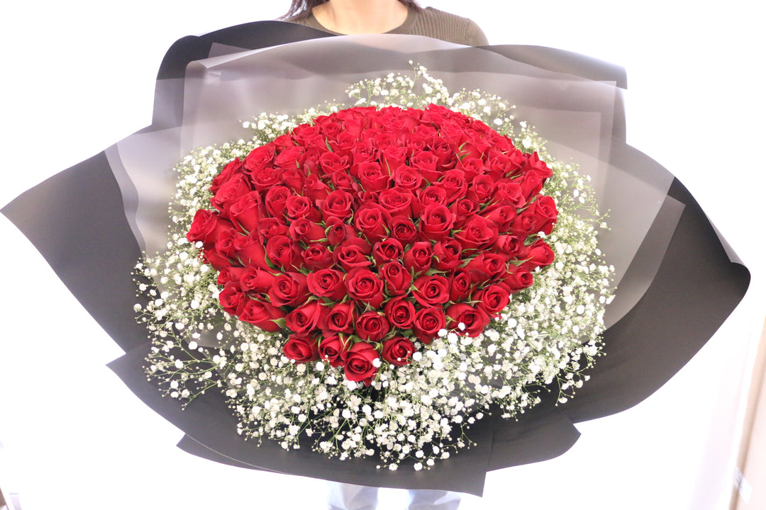 108本の赤いバラとカスミソウ（かすみ草）の花束