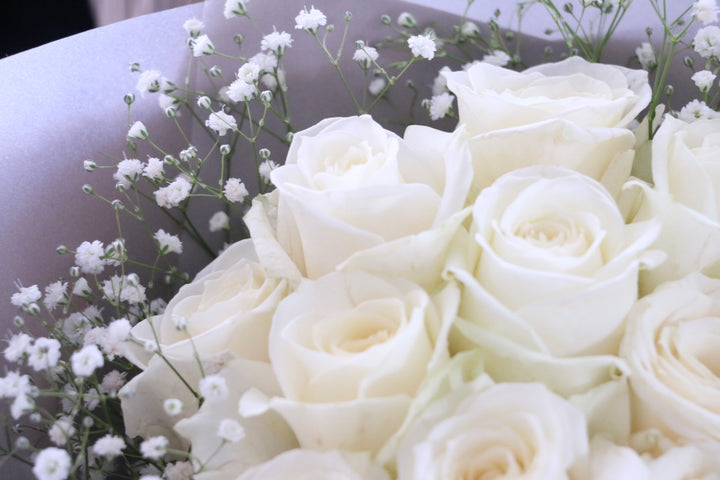 12本の白色のバラとカスミソウ（かすみ草）の花束-私の妻になってください