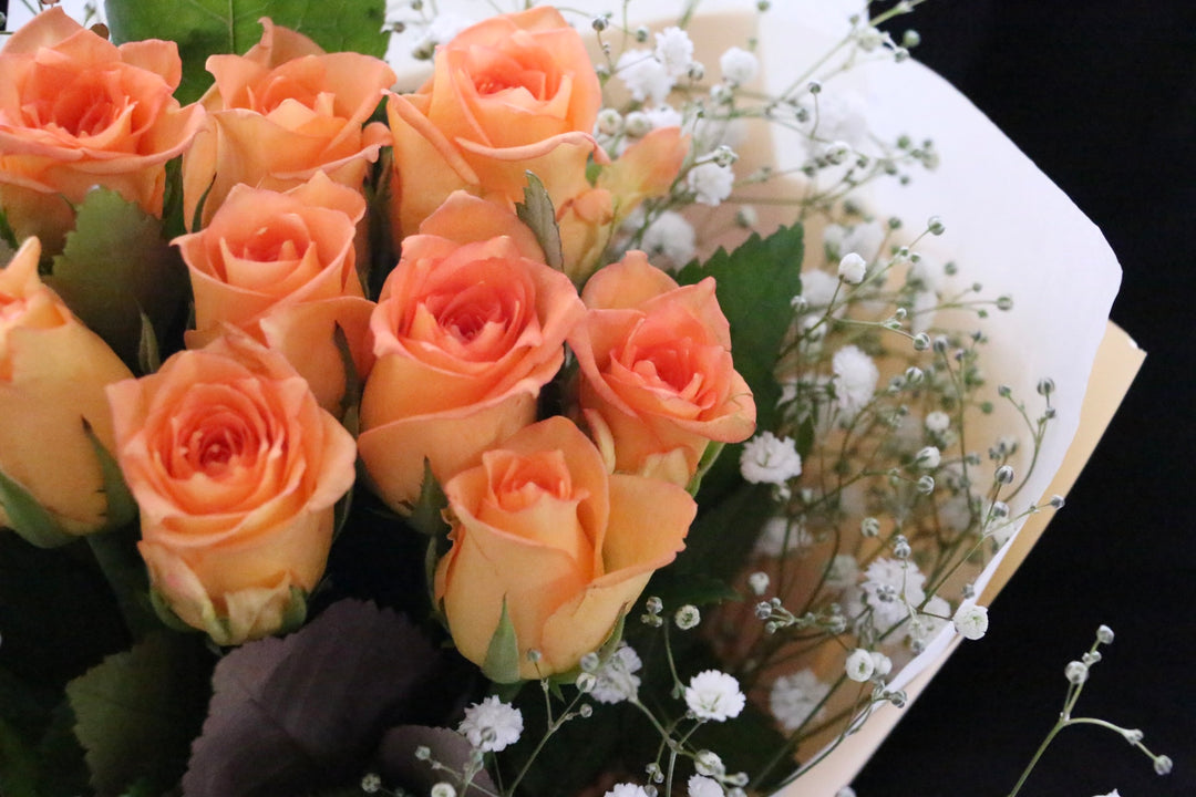 オレンジ色バラ（9本）とカスミソウの花束-いつまでも一緒にいてください