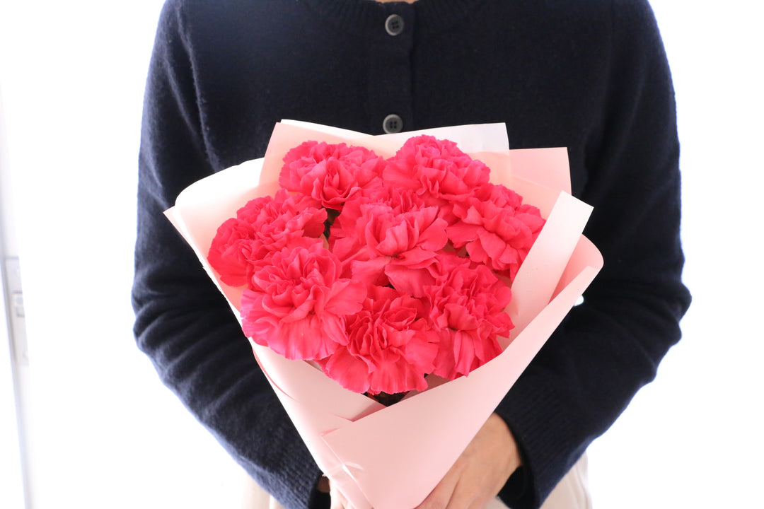 濃いピンクのカーネーションの花束（8本）-あなたの思いやりに感謝します