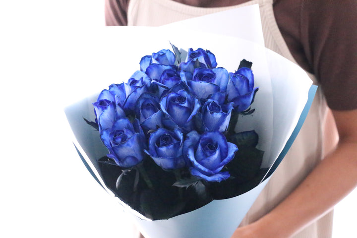 13本の青いバラの花束