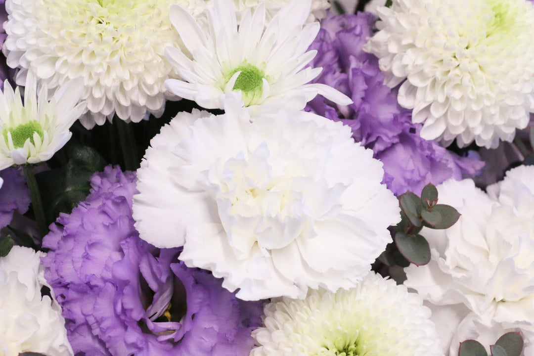 【供花】白色・紫色のお供えアレンジメント 10,000円
