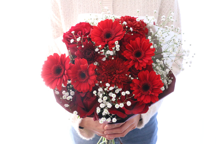 カスミソウ入り赤色の花束 8,000円