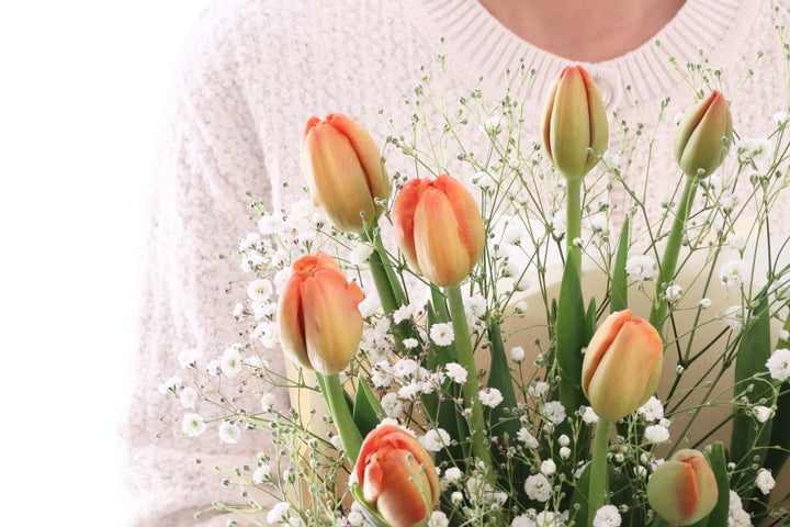 オレンジのチューリップ（10本）とカスミソウの花束