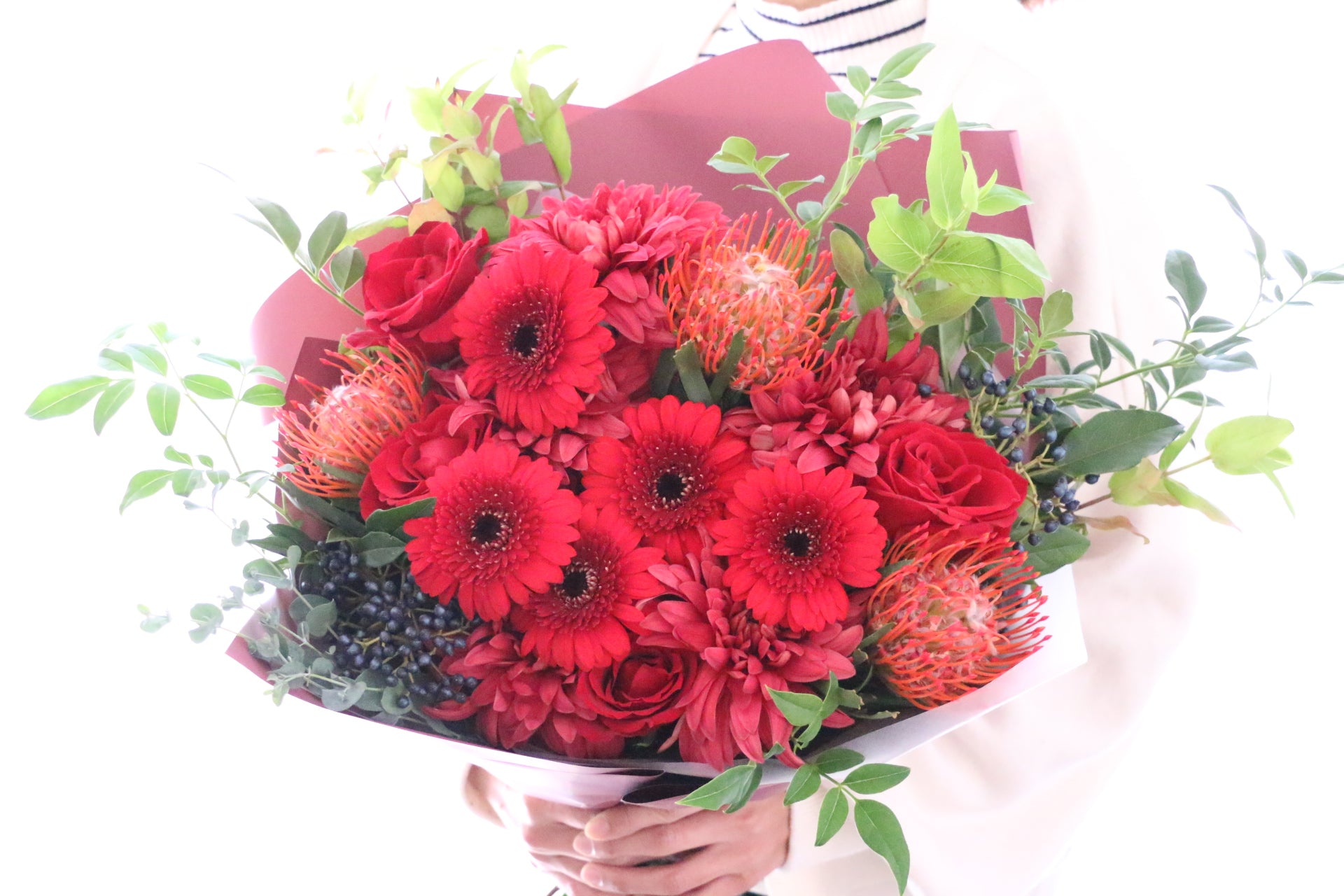 赤色の花束 15,000円 – 花・花束の通販サイト｜HanaTaku