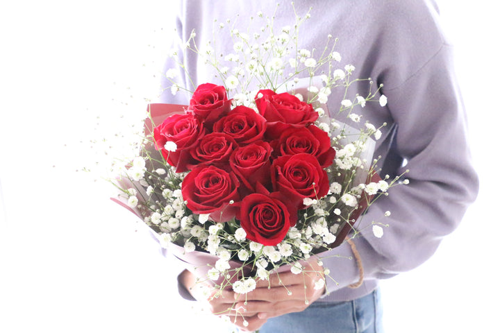 10本の赤いバラとカスミソウ（かすみ草）の花束