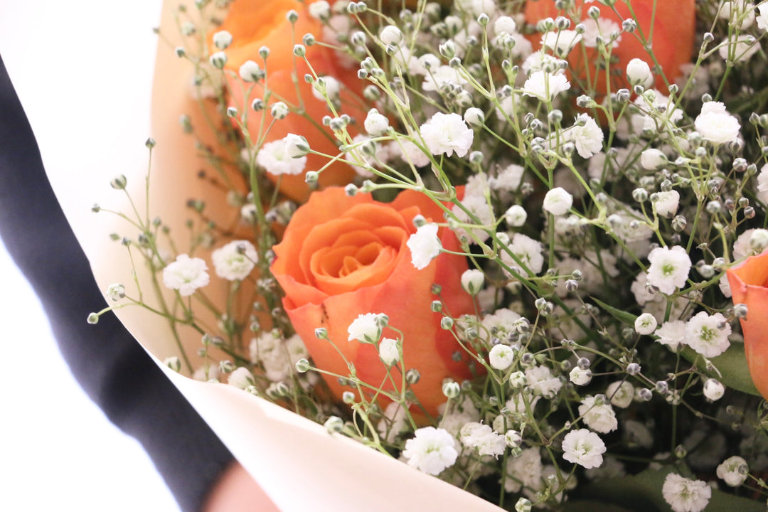 オレンジ色のバラ（8本）とカスミソウ（3本）の花束 7,000円