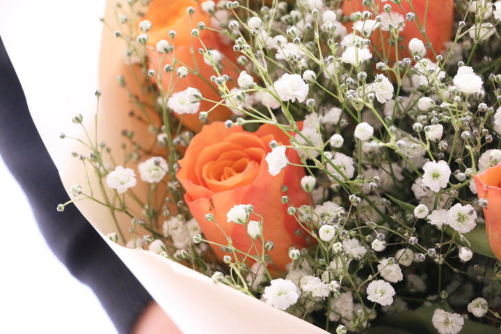 オレンジ色のバラ（8本）とカスミソウ（3本）の花束 7,000円